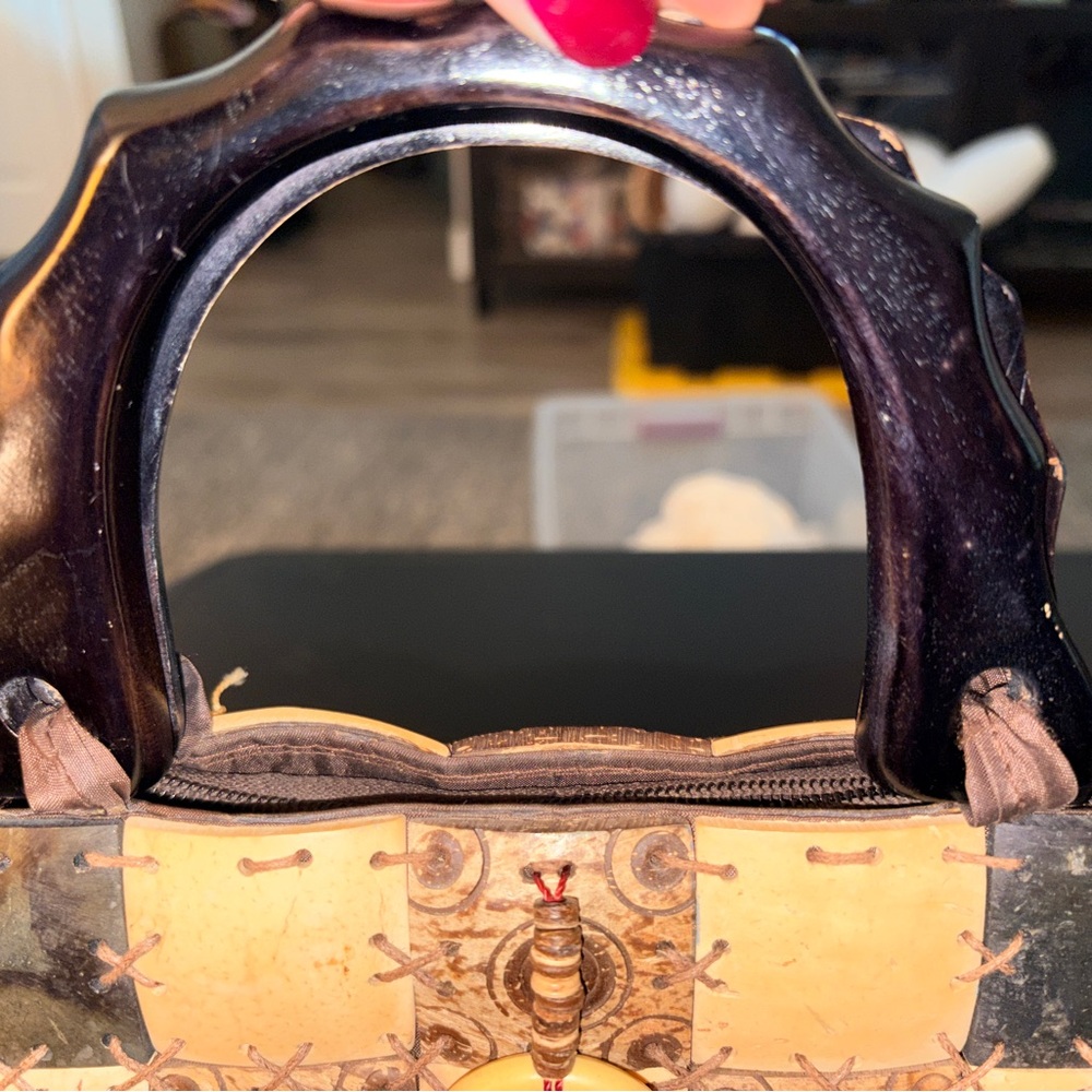*Beautiful Coconut Shell Handbag - Picture 3 of 10